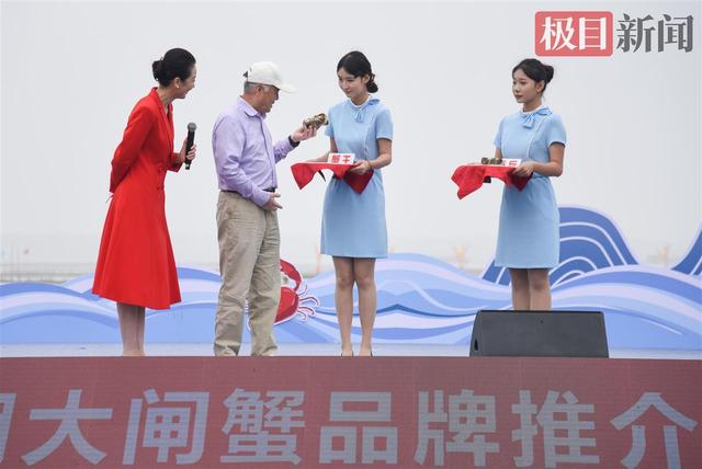 湖北一地“蟹王”“蟹后”拍出1.9万