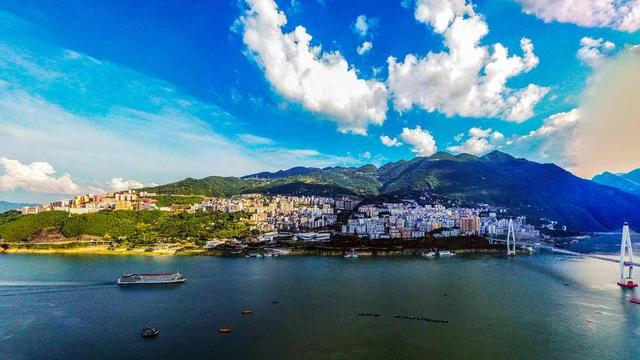 巴东：峡江画城醉游人