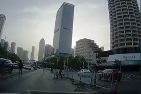 交通事故引交通堵塞，武汉的哥徒手清理现场恢复车辆通行图片