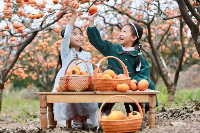 广西这座高铁站内，为啥众多旅客手拿树枝?