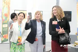 数字峰会青年志愿者以优质服务赢得各方点赞图片