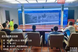 芦苇荡里摸索，稀泥巴里探路，他们让趁夜锚鱼无所遁形图片