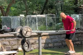 济南“露天健身馆”又热闹起来了！自发筹集制作健身器材图片