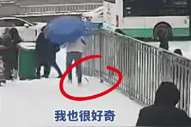男子手机不慎掉落，洪山退役军人民警冒雪找回失物图片