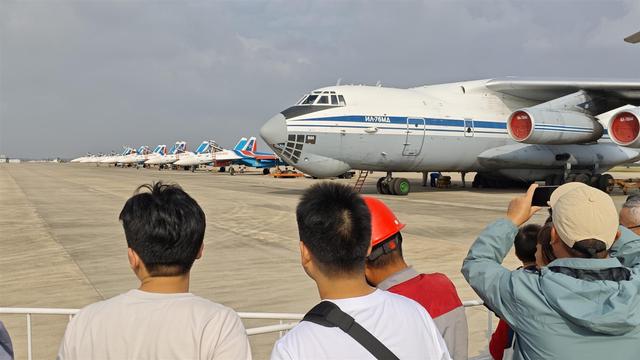 2025南昌飞行大会开幕，“鸡排哥”空降现场，家属：今天观看飞行表演，11月1日出摊