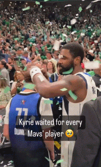 球队老大哥！欧文赛后场边等待所有队友离场后 才返回更衣室图片