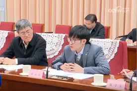 海报观察丨东方“黑马”引爆全球AI圈，我们问了DeepSeek三个问题图片