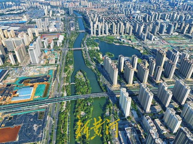 初秋时节，小清河景观带郁郁葱葱宛若盛夏