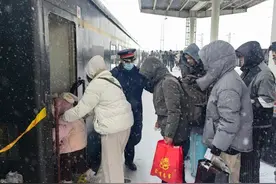 受天气影响，杭州机场出港航班延误30架次，部分列车限速或停运图片