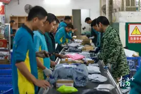 新春·进莞来团聚 | 春节“不打烊”，快递小哥让新春包裹“温暖到家”图片