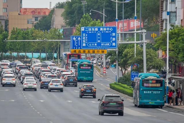 后来我走过了很多路，再没见过经十路那样的路