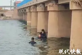 “群众有危险我必须冲在前面”，回乡探亲的武警战士勇救落水老人图片
