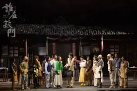 濮存昕谈话剧《谁在敲门》：把生活呈现在了舞台上图片