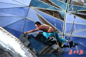 夏日里的劳动者：玻璃房上“蜘蛛人”图片