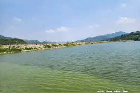 沿西巴漏河岸往西图片