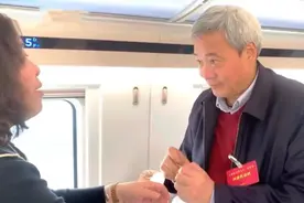 针不离手，全国人大代表宋兆普高铁上“针到病除”图片