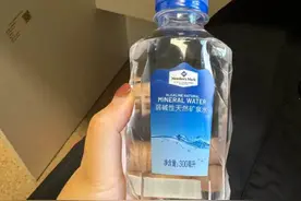 新闻多一度 | 弱碱性矿泉水喝了能生儿子？别再信这些谣言了图片