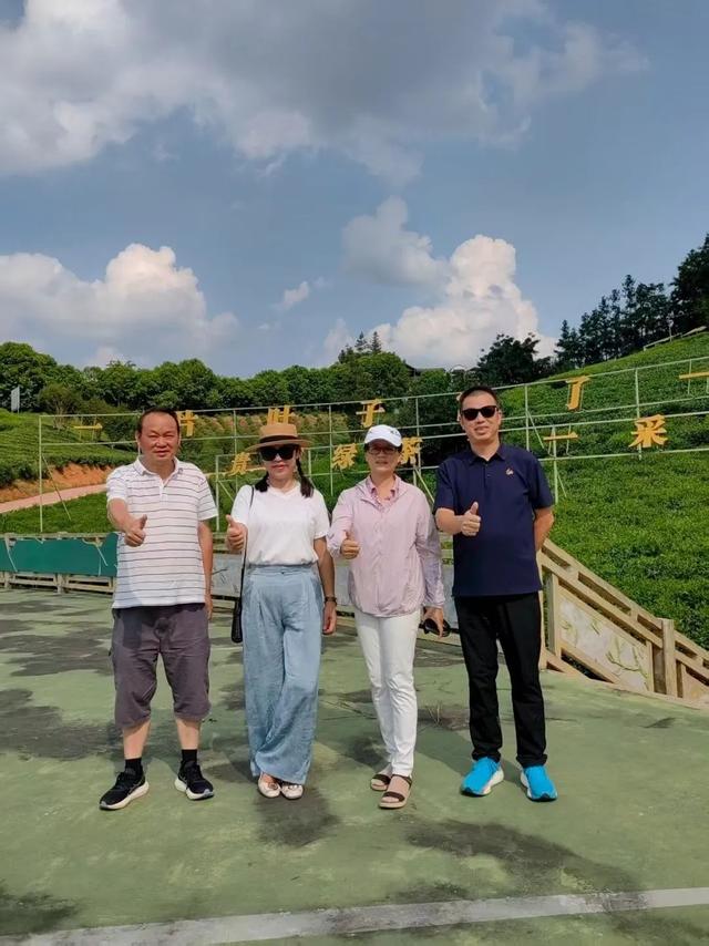 旅居在普安 老友来相会
