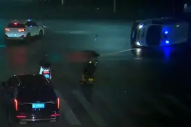 湘潭一救护车出车途中侧翻，警民齐力砸窗营救：车上人员只受轻伤，救援未耽误图片
