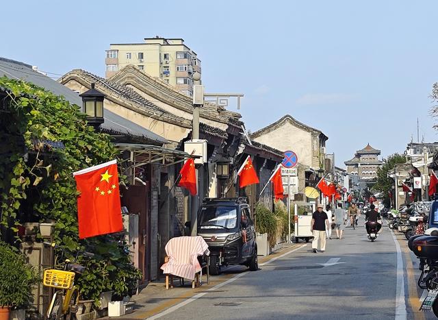 “中国红”扮靓街头 浓厚氛围迎抗战胜利80周年