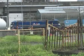 日本铁路公司一货运列车脱轨 部分路段暂停运行图片