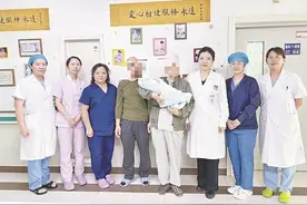 50岁母亲顺利产下试管婴儿图片