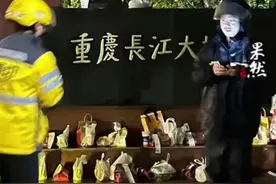 21岁小伙“胖猫”重庆跳江去世，众多网友点外卖祭奠，多个商家竟明目张胆送空包…图片