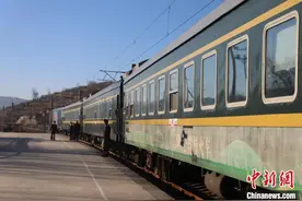 （新春走基层）50载穿梭鲁中山区 7053次列车驶出幸福“慢”节奏图片