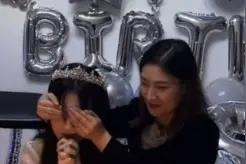 满满仪式感！一家人给女儿18岁生日送惊喜：爸爸为其戴上项链，妈妈送上小礼物视频封面