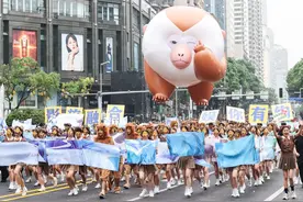 “小老费”携伙伴们“C位”亮相民族团结大巡游图片