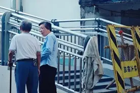 这座跨铁路天桥架起后，彩虹湾居民看病不再绕路图片