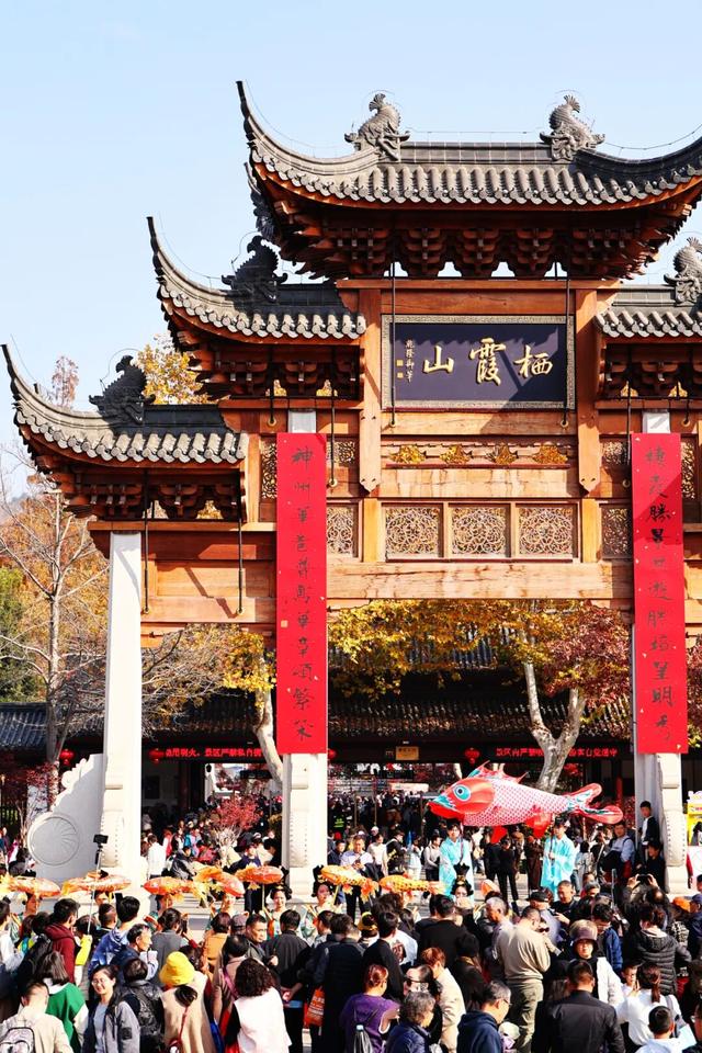 栖霞山人气爆棚，红叶超长待机！@友友们，错峰更有乐趣哦~