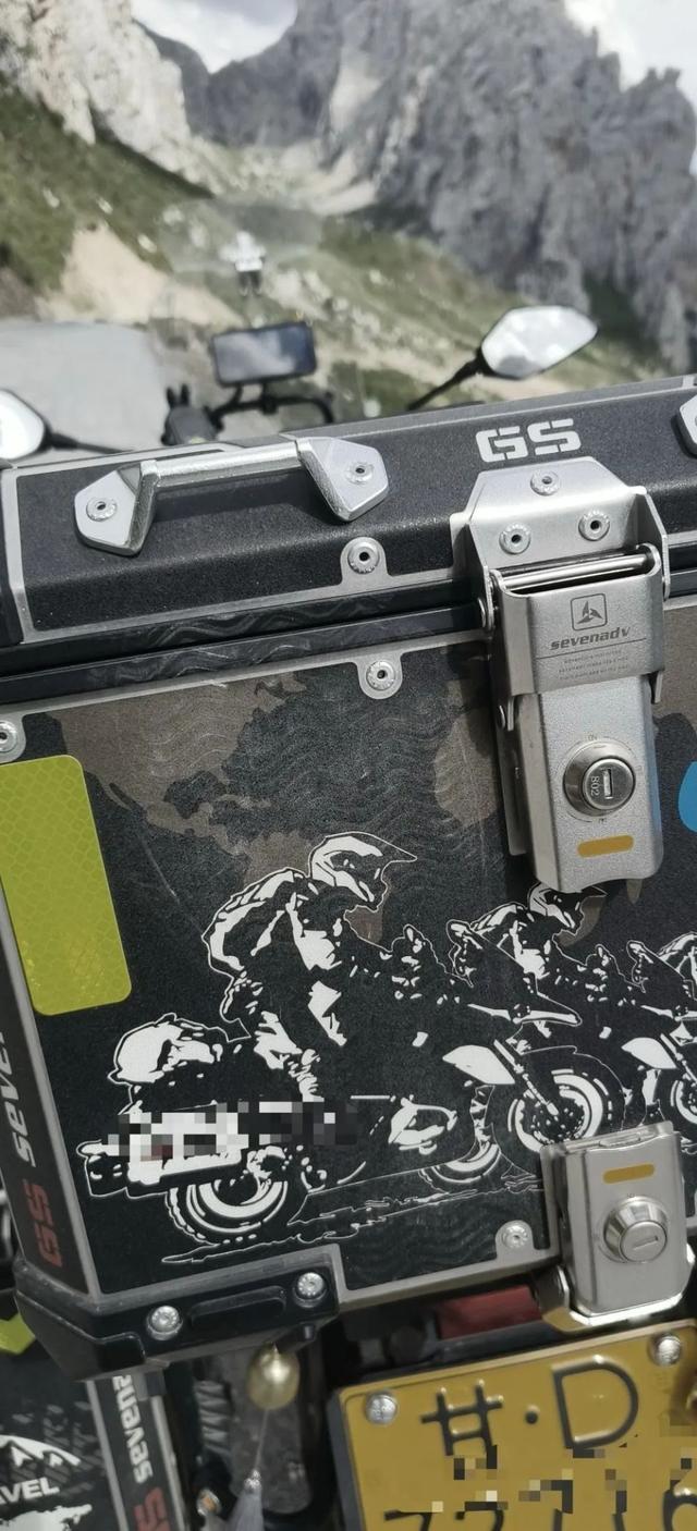 男子骑摩托车遭逆行奔驰逼停，女车主下车猛踹摩托并拿石头辱骂，男子称旁边就是百米悬崖!甘肃警方：已介入调查