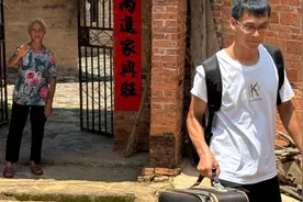 “还要读四年”！35岁的唐尚珺赴华南师大报到，与母亲不舍告别视频封面