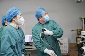 女子患上重症肺炎，原来是鹦鹉引起的图片