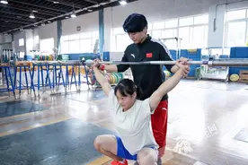 凡人微光 | 16岁的重庆举重少女，超越世界青年纪录！图片
