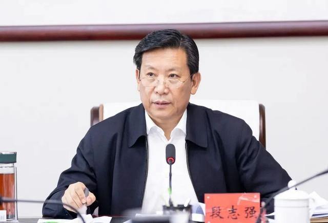 因年龄原因，林少春同志	、段志强同志提出辞职