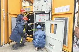 麒麟供电局完成首台自主研发 移动式智能配电变压器安装图片