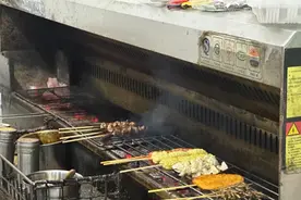 油烟扰民却双证齐全！闵行一小区居民楼下开出烧烤店，该拿它怎么办？图片