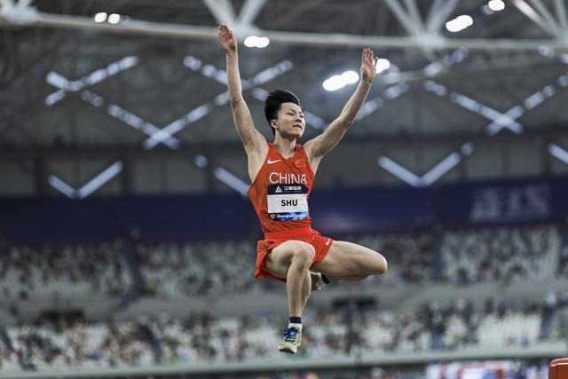 体坛联播｜曼联3比1击败中国香港，U16国足遭越南队绝平