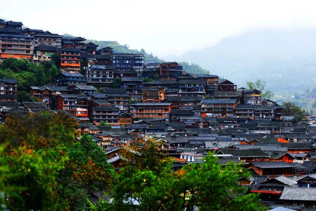 雷山西江苗寨初冬景色怡人吸引游客错峰出游