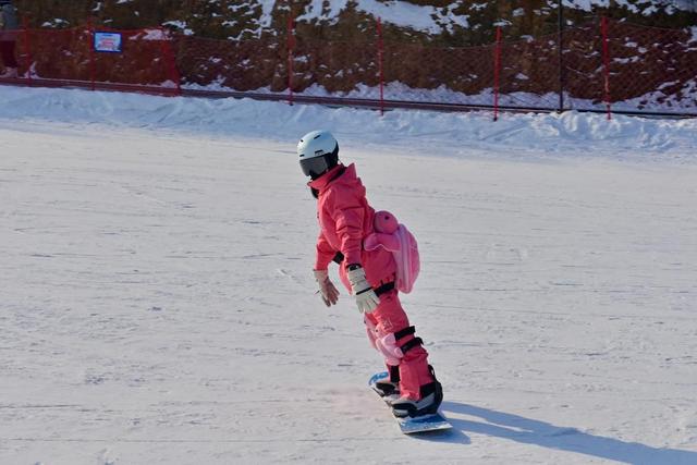 辽宁鞍山：冬日胜景揽客来