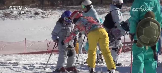 “增设雪假+惠民政策+特色景观”掀起冰雪新热潮 “滑”出消费新“动”力