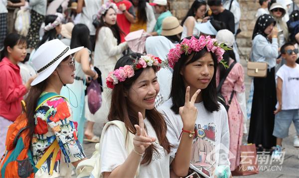 盛夏入伏时节 清凉春城引客来