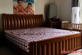 活久见！租客不辞而别还从5楼步梯扛走房东的实木大床……图片