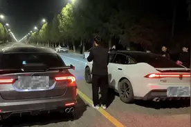 不要命了？！上海奉贤多人竞速飙车，时速100km/h，引擎盖上还趴着人图片