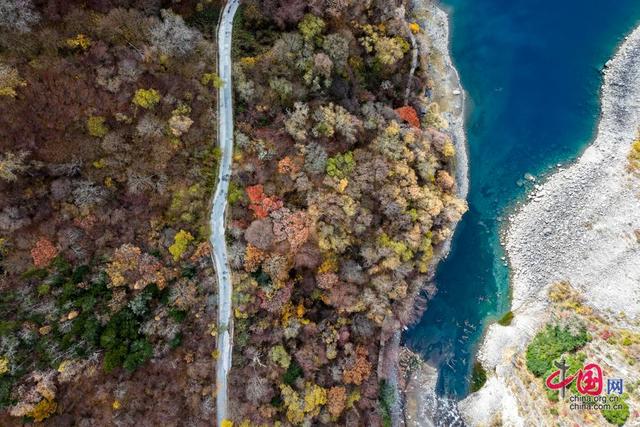 四川茂县松坪沟景区层林尽染 美景如画