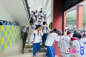 消防安全行，致敬烈火蓝 成都青羊实验中学开展消防应急疏散演练图片