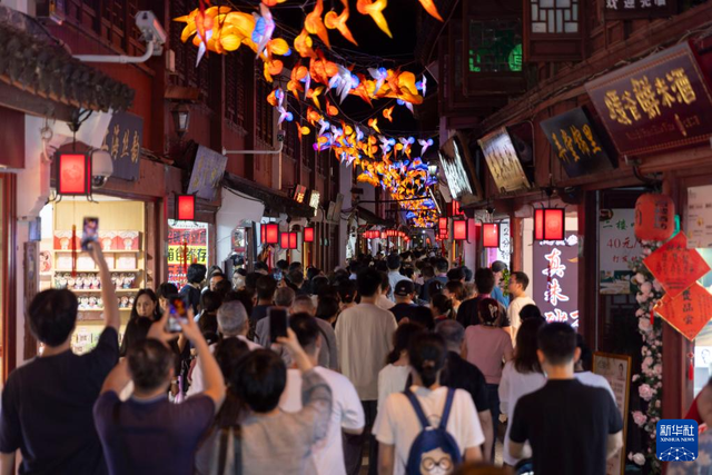 上海：千年七宝古镇点亮光影秀