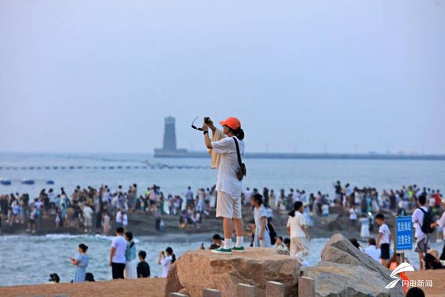 日照：人潮占领海岸线！市民游客齐聚灯塔景区
